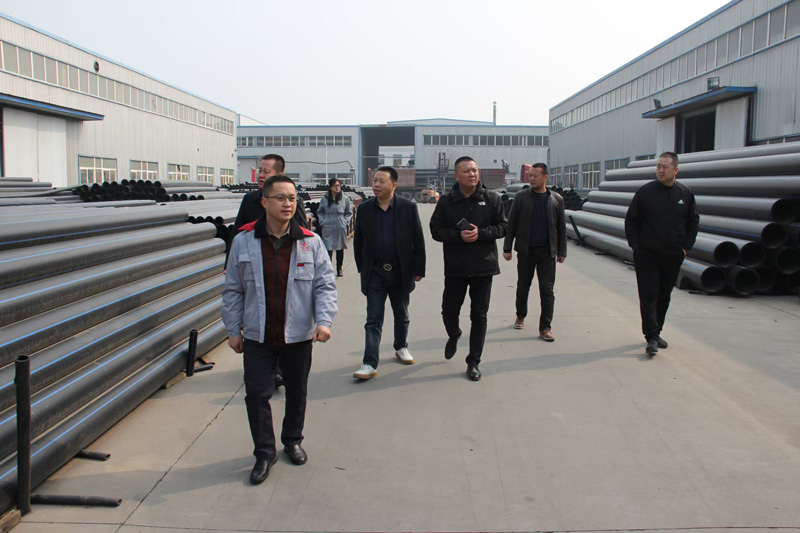 新疆天業(yè)集團(tuán)公司董事長李河、譚新民等人蒞臨陜西甘霖實(shí)業(yè)公司考察指導(dǎo)工作