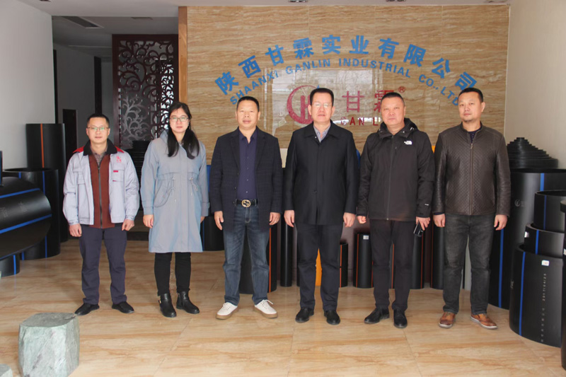 新疆天業(yè)集團(tuán)公司董事長李河、譚新民等人蒞臨陜西甘霖實(shí)業(yè)公司考察指導(dǎo)工作