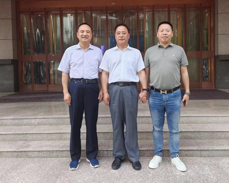 周德林一行拜訪西安市商洛商會(huì)和盤龍藥業(yè)集團(tuán)主要領(lǐng)導(dǎo) 周德林一行拜訪西安市商洛商會(huì)和盤龍藥業(yè)集團(tuán)主要領(lǐng)導(dǎo)