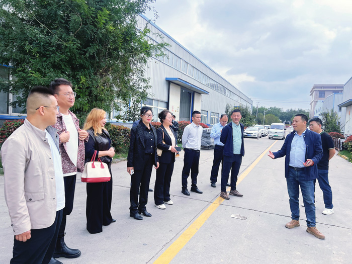 交大總裁班師生進(jìn)入甘霖實(shí)業(yè)參觀學(xué)習(xí) 交大總裁班師生進(jìn)入甘霖實(shí)業(yè)參觀學(xué)習(xí)