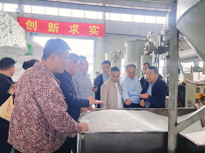 交大總裁班師生進(jìn)入甘霖實(shí)業(yè)參觀學(xué)習(xí) 交大總裁班師生進(jìn)入甘霖實(shí)業(yè)參觀學(xué)習(xí)