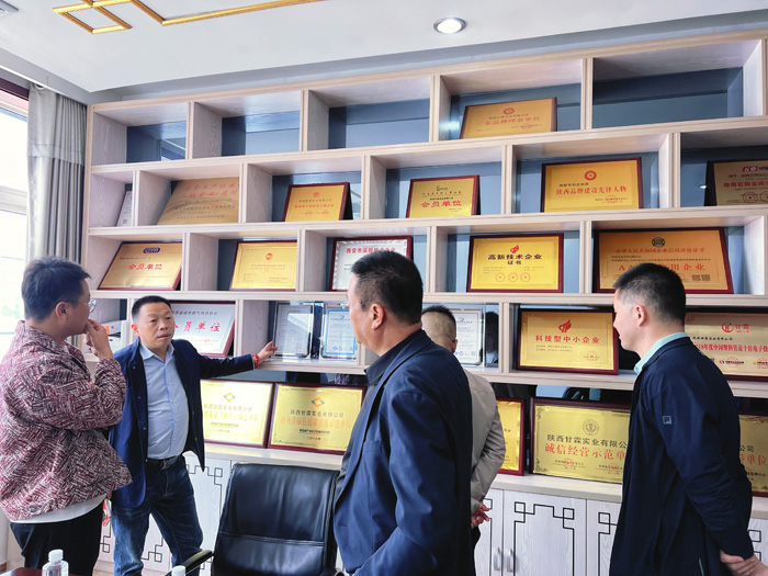 交大總裁班師生進(jìn)入甘霖實(shí)業(yè)參觀學(xué)習(xí) 交大總裁班師生進(jìn)入甘霖實(shí)業(yè)參觀學(xué)習(xí)