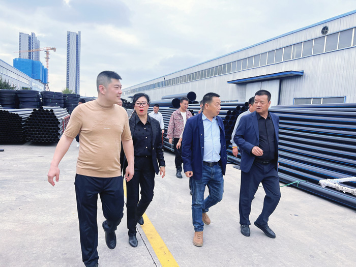 交大總裁班師生進(jìn)入甘霖實(shí)業(yè)參觀學(xué)習(xí) 交大總裁班師生進(jìn)入甘霖實(shí)業(yè)參觀學(xué)習(xí)