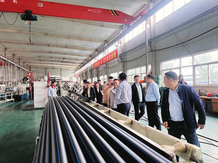 交大總裁班師生進(jìn)入甘霖實(shí)業(yè)參觀學(xué)習(xí) 交大總裁班師生進(jìn)入甘霖實(shí)業(yè)參觀學(xué)習(xí)