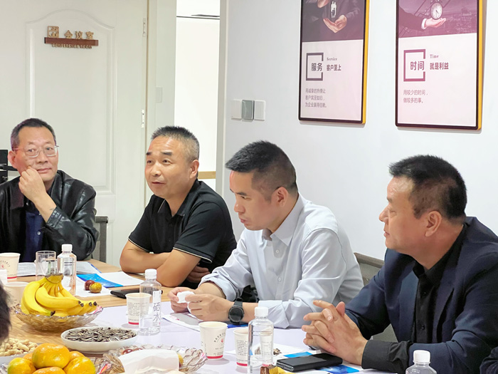 交大總裁班師生進(jìn)入甘霖實(shí)業(yè)參觀學(xué)習(xí) 交大總裁班師生進(jìn)入甘霖實(shí)業(yè)參觀學(xué)習(xí)